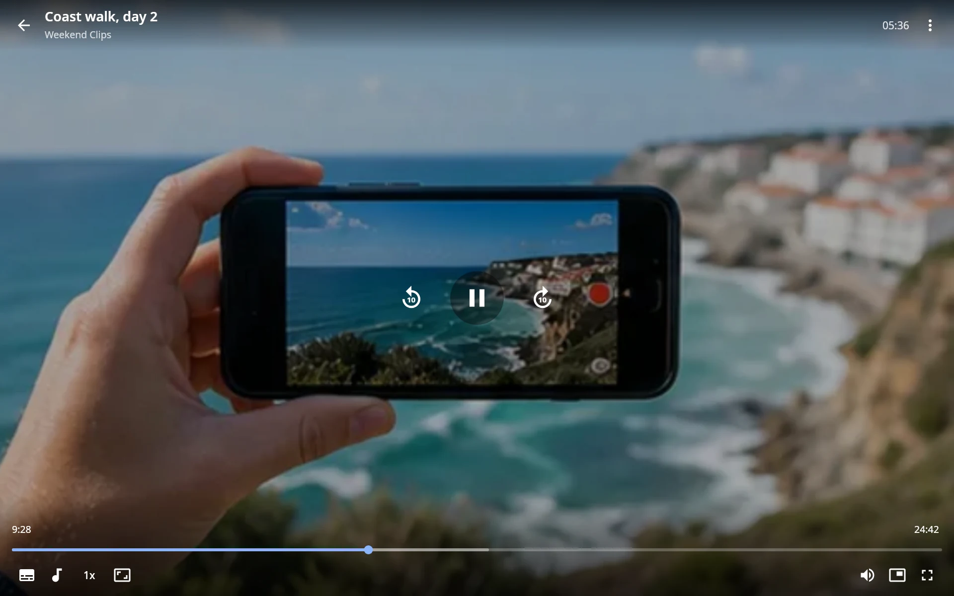 مشغّل TMPlayer لسطح المكتب فوق فيديو تجريبي: العنوان والمحادثة في الأعلى، وشريط زمني، وأزرار للترجمة والصوت والسرعة وشكل الصورة ومستوى الصوت والمشغّل المصغّر وملء الشاشة.